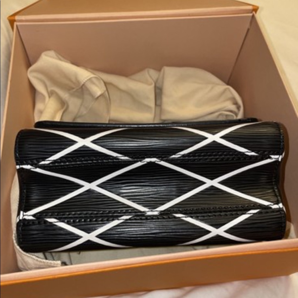 Louis Vuitton Twist Eli Malletage PM Black and White Cross Body Bag - Picture 5 of 7